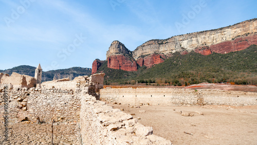 Sequía en el Pantano de Sau, embalse con capacidad al 16% de agua, deja a la vista toda la iglesia de Sant Roma de Sau . Cataluña, España. photo