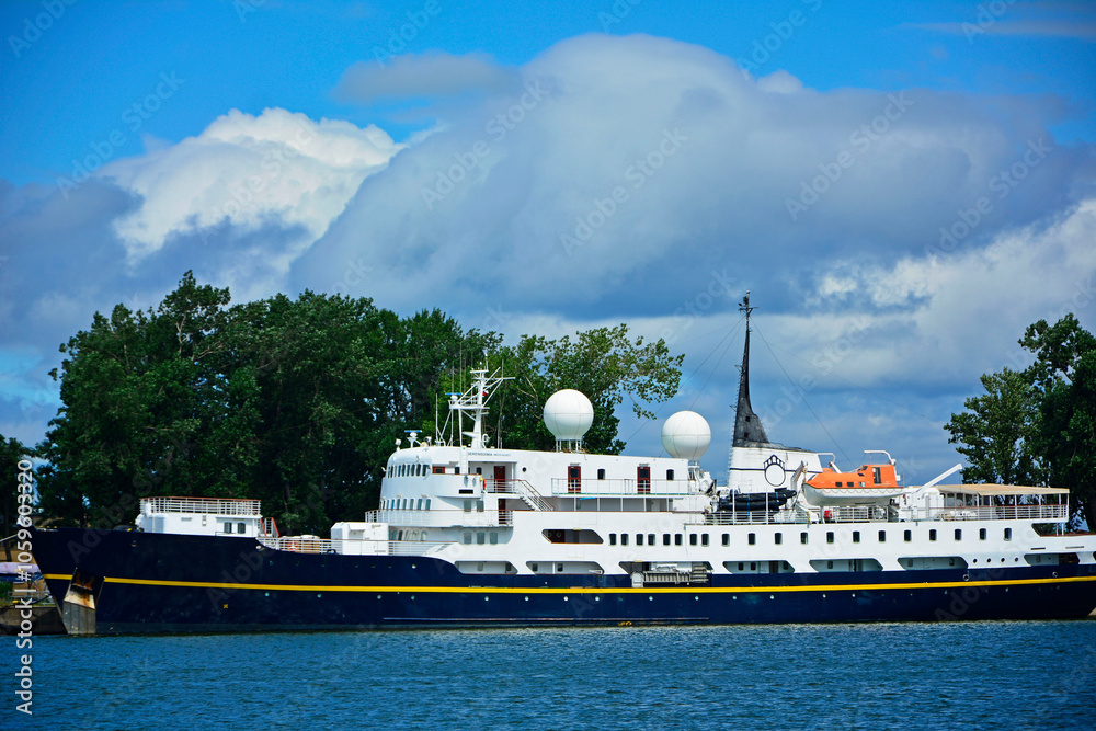 statek pasażerski, passenger ship, Small passenger ferry ship