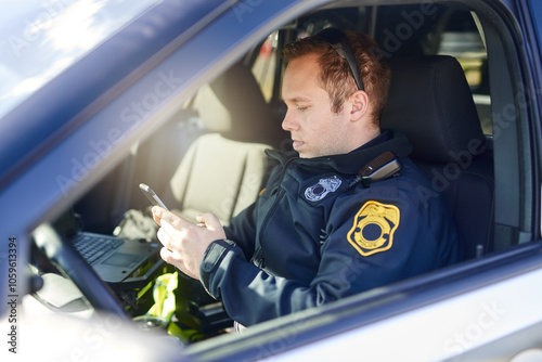 Foto Police, phone and patrol with man in car for crime investigation unit, forensic and law enforcement