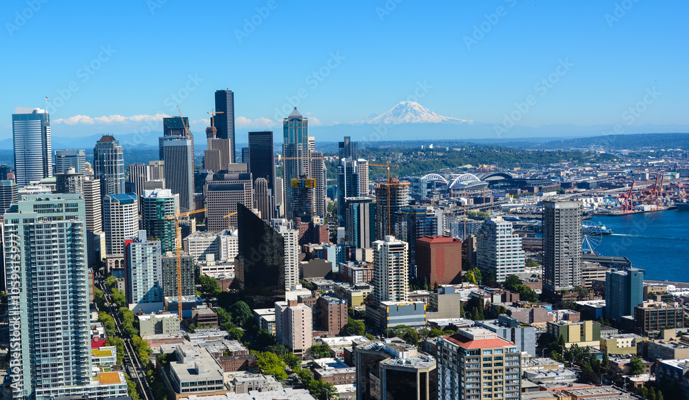 Obraz premium Seattle with Mt Rainier in the background.