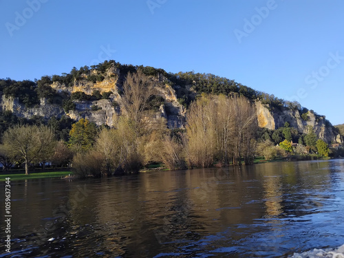 The beautiful sunny hill of Dordogne, La belle colline ensoleillée de la Dordogne