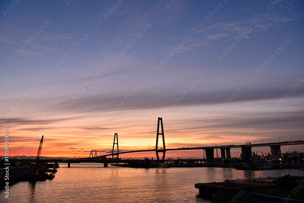 Fototapeta premium 朝日に染まる名港トリトン