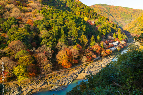 日本の風景・秋　京都嵯峨嵐山　紅葉の保津峡（嵐峡）