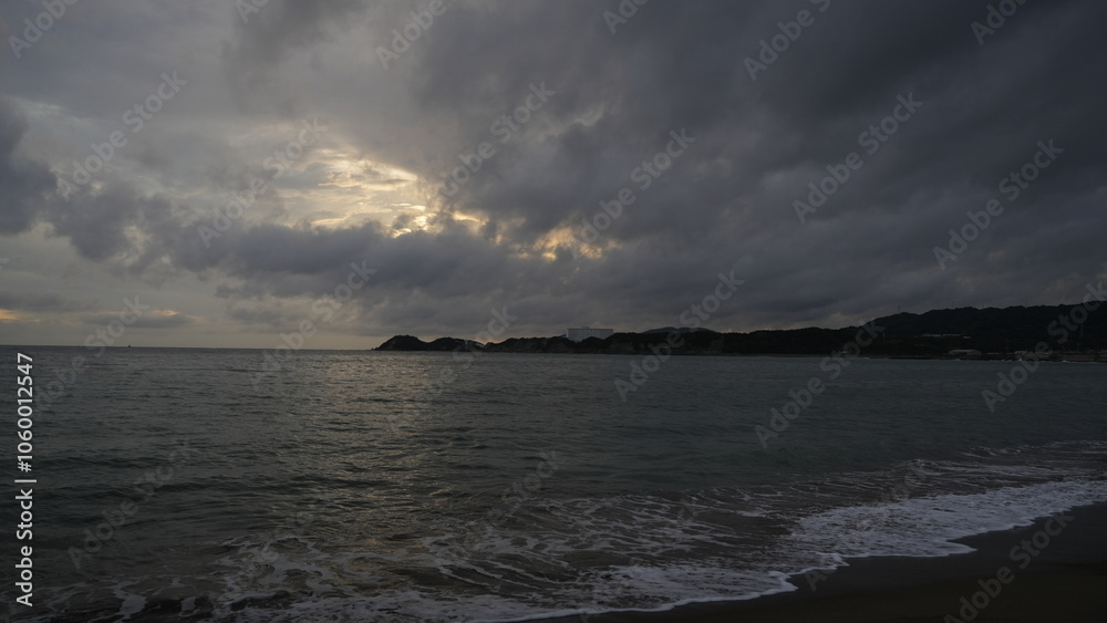 曇り空の下で夕暮れ時の海 曇り空の下で夕暮れ時の海