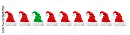 Rote Weihnachtsmützen isoliert vor weissem hintergrund