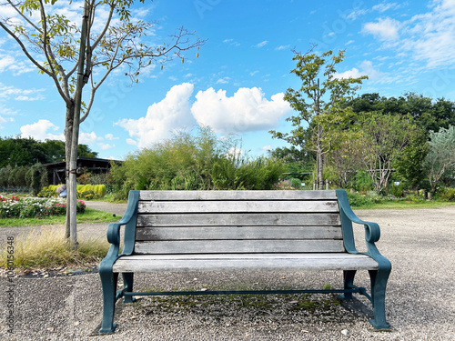 公園にあるベンチと青空 photo