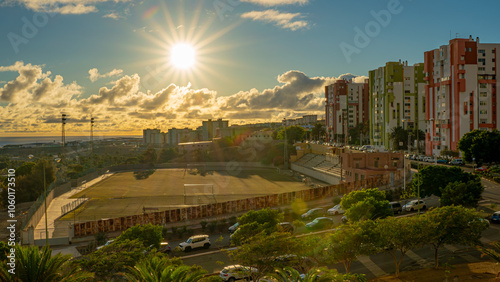 Amanecer en barrio de las islas canarias llamado Jinamar, con bonitas luces de la mañana sol saliendo entre edificios y coches en una bonita mañana de noviembre