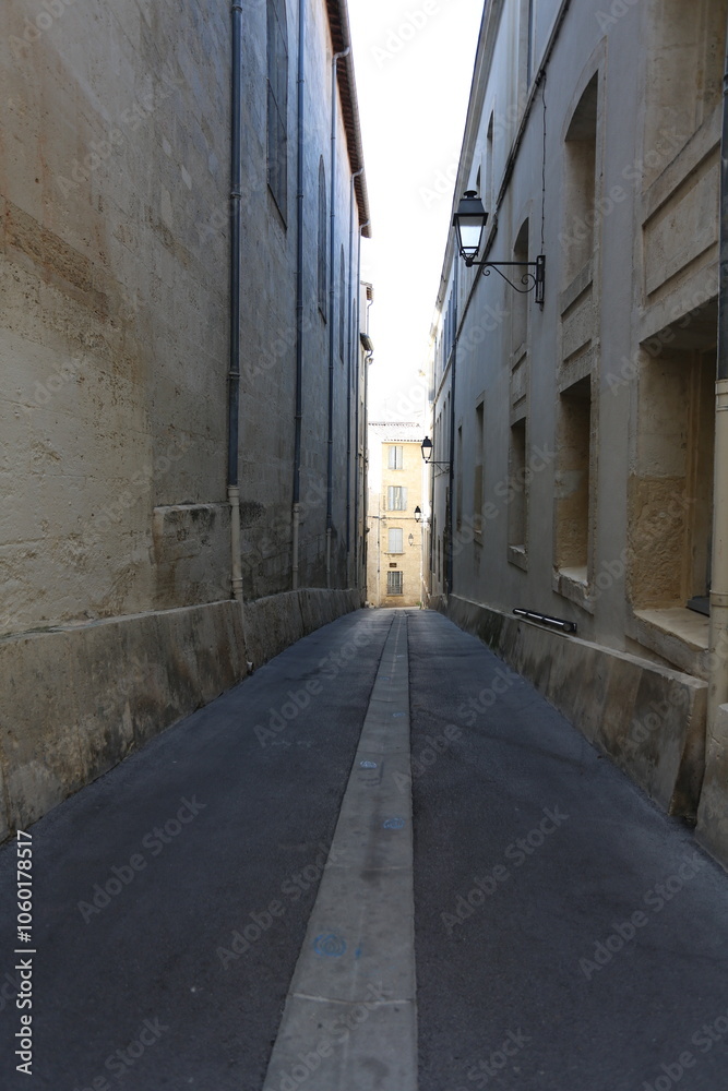 Obraz premium Rue étroite dans la vieille ville de Montpellier