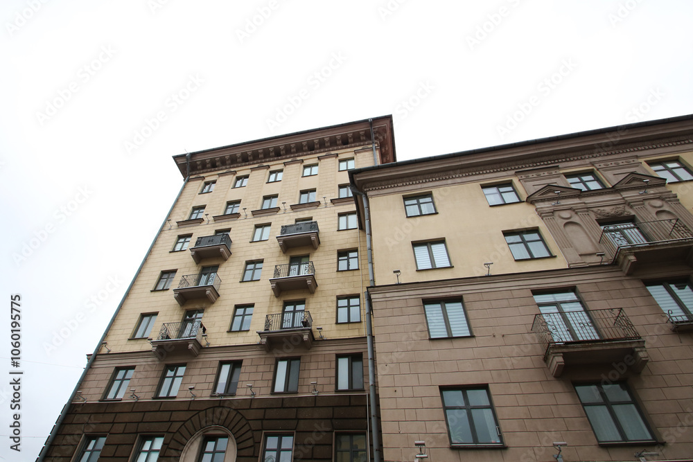 Obraz premium As I gaze upwards at a tall building adorned with numerous windows