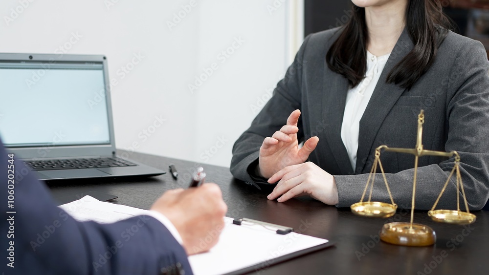 © mapo - 弁護士にトラブルの相談をする女性