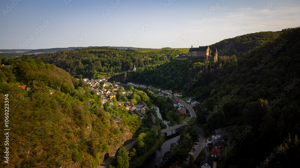 Obraz premium A scenic aerial exploration of Vianden's stunning castle and lush landscapes
