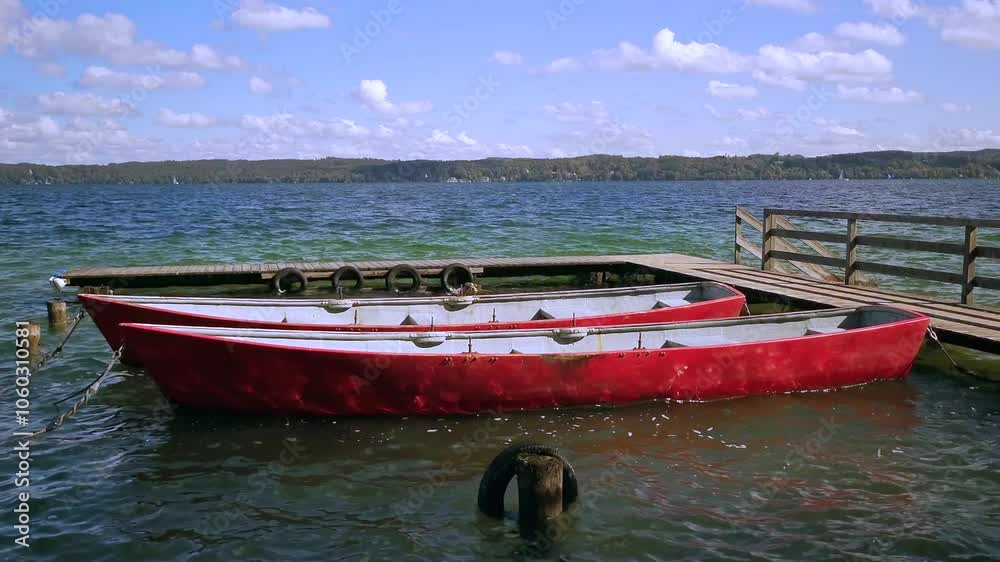 Rote Ruderboote an einem Steg am Starnberger See, Bayern, Deutschland, Europa