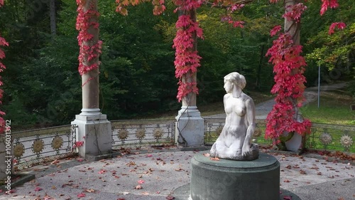 Monopteros mit herbstlich rot gefärbten Weinblättern im Schlosspark Höhenried, Bernried, Bayern, Deutschland photo