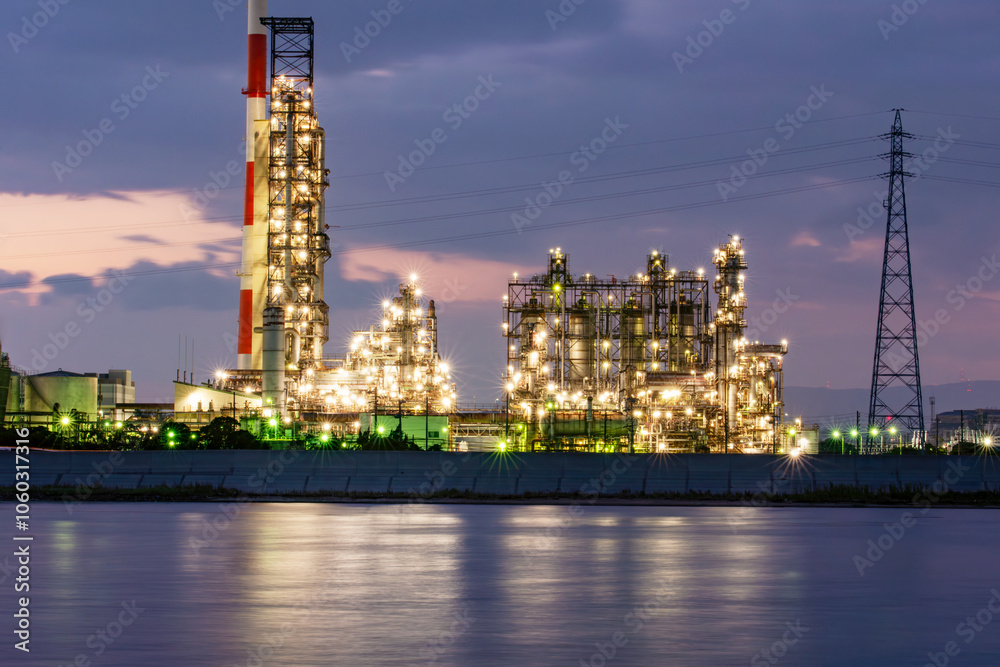 煙と光に包まれる工場夜景、四日市のコンビナートが美しい