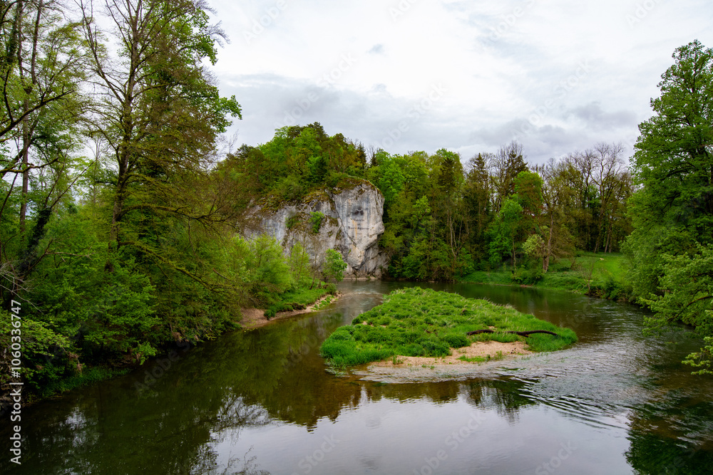 The Amalienfelsen, until 1841 Bleifelsen or Blaufelsen or Br ufelsen, is a 29 meter high rock directly on the right bank of the Danube in the Princely Park near Inzigkofen in the Sigmaringen The Amalienfelsen, until 1841 Bleifelsen or Blaufelsen or Br ufelsen, is a 29 meter high rock directly on the right bank of the Danube in the Princely Park near Inzigkofen in the Sigmaringen