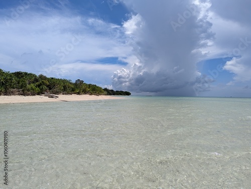 L'eau translucide de la plage de Kondoi sur l'île de Taketomi à marée basse, proche d'Ishigaki - archipel Yaeyama, Japon photo