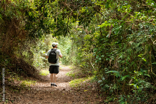 Viajero descubriendo la densa jungla del Parque Nacional Iguazú, en el sendero Macuco photo