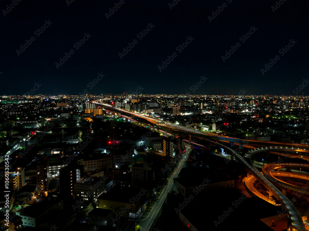 Fototapeta premium 東大阪市役所22階展望ロビーから見える高速道路の夜景