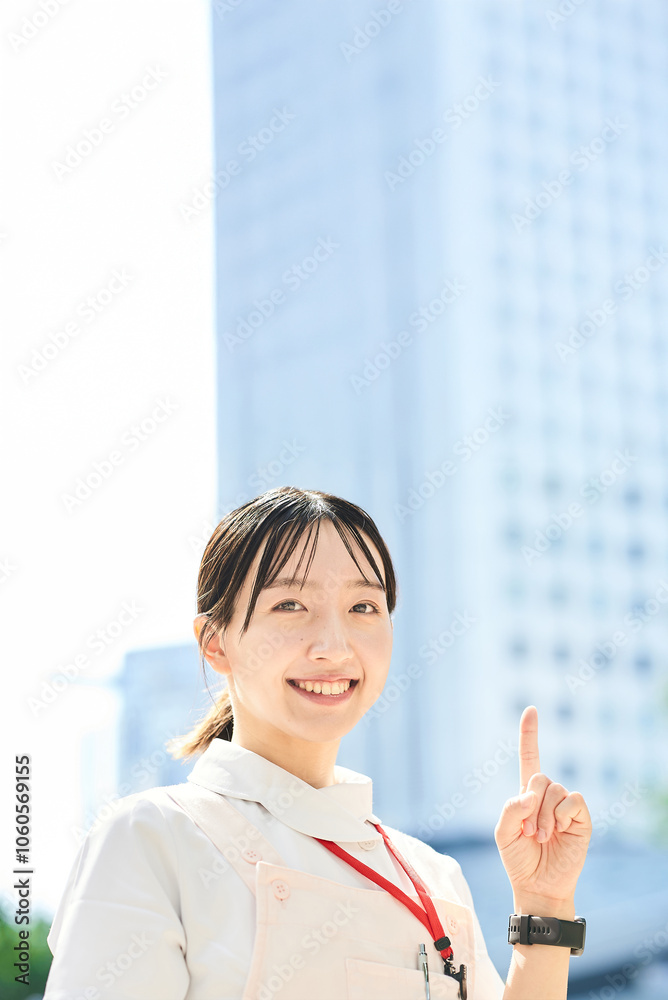白衣とエプロンを着た若い女性 白衣とエプロンを着た若い女性