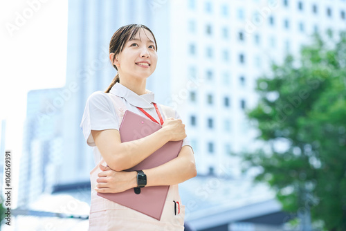 白衣とエプロンを着た若い女性 photo