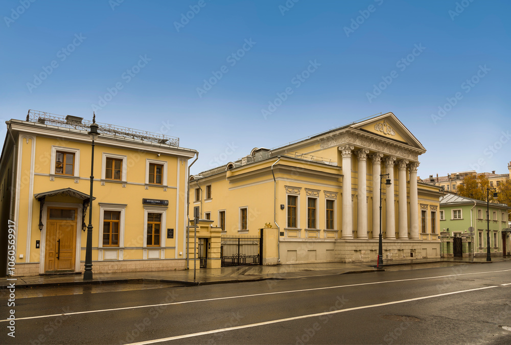 Obraz premium The main house of the Samsonov estate with an outbuilding on Prechistenka in Moscow. Russia