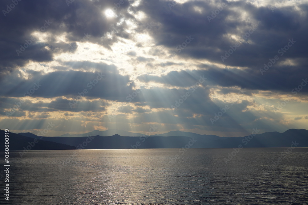 Obraz premium Light beam over the lake
