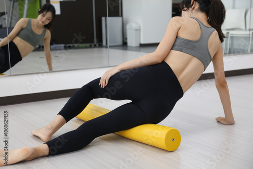 ストレッチポールを使ってストレッチする女性