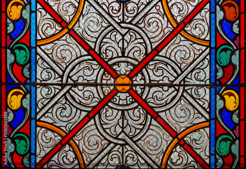 Farbenfrohes Kirchenfenster in Paris