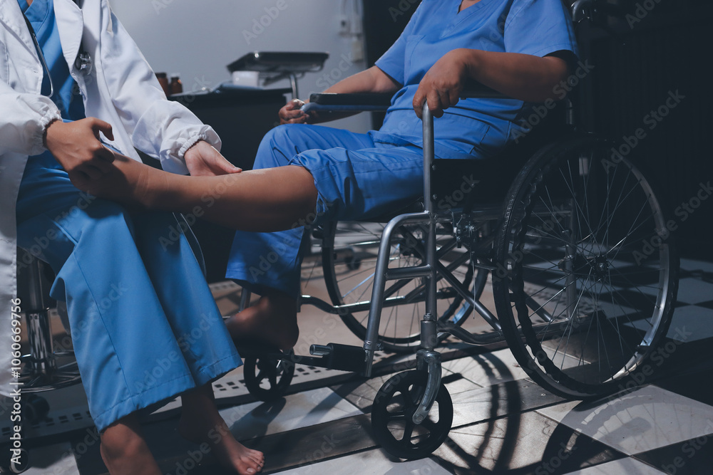 Obraz premium Physiotherapist nurse doing physiotherapy to rehabilitate leg of elderly female patient.