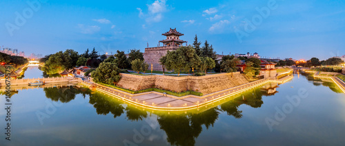 Foto Night view of the ancient city wall and northeast corner tower skyline in Xi'an,