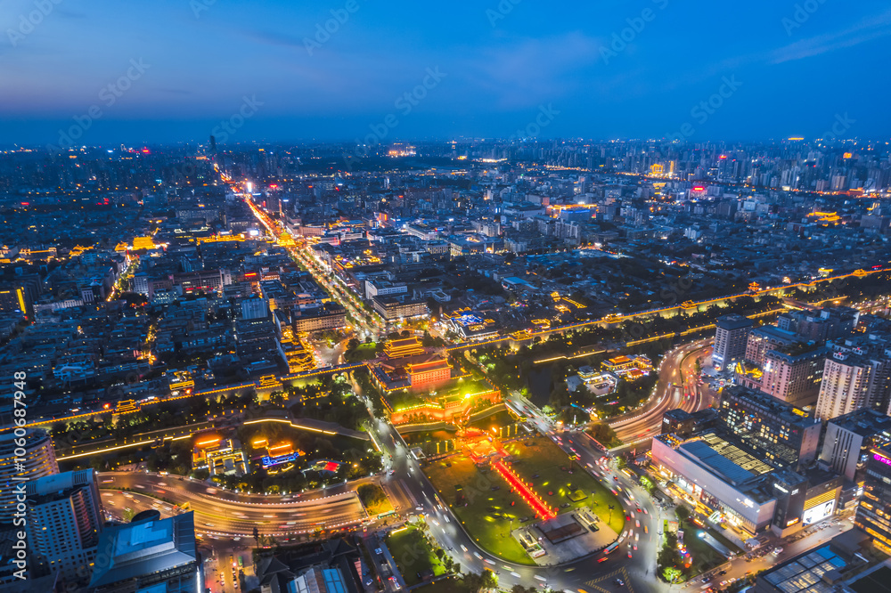 Obraz premium Night view of the urban skyline at Yongning Gate, south gate of Xi'an City Wall, Shaanxi Province, China