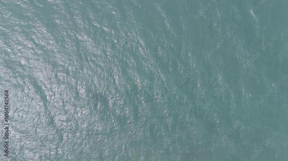Imagem aérea em plano Zenital do mar até a vila na Praia da Taíba - São Gonçalo do Amarante, Ceará.