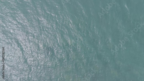 Imagem aérea em plano Zenital do mar até a vila na Praia da Taíba - São Gonçalo do Amarante, Ceará.