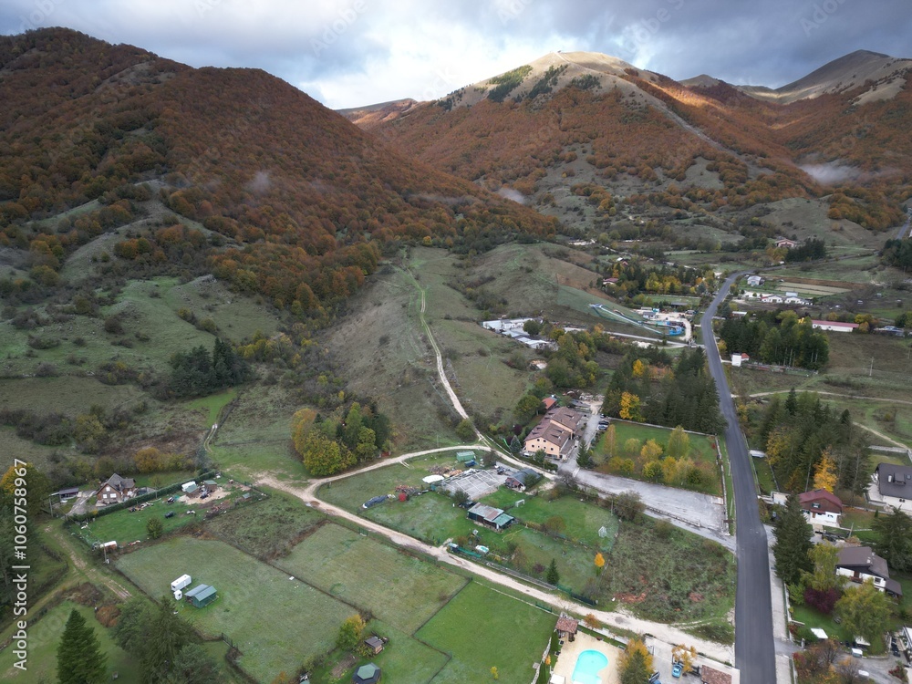 Vista aerea di Pescasseroli nel parco nazionale di abruzzo Lazio e Molise. Il foliage in autunno