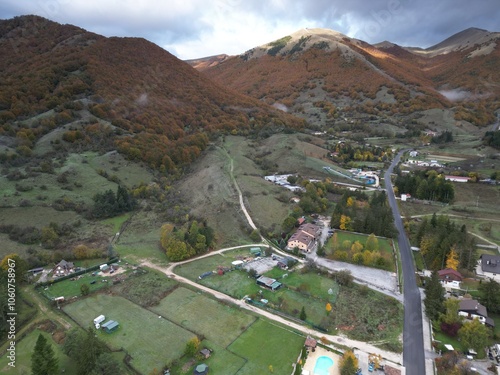 Obraz na płótnie Vista aerea di Pescasseroli nel parco nazionale di abruzzo Lazio e Molise. Il foliage in autunno w salonie