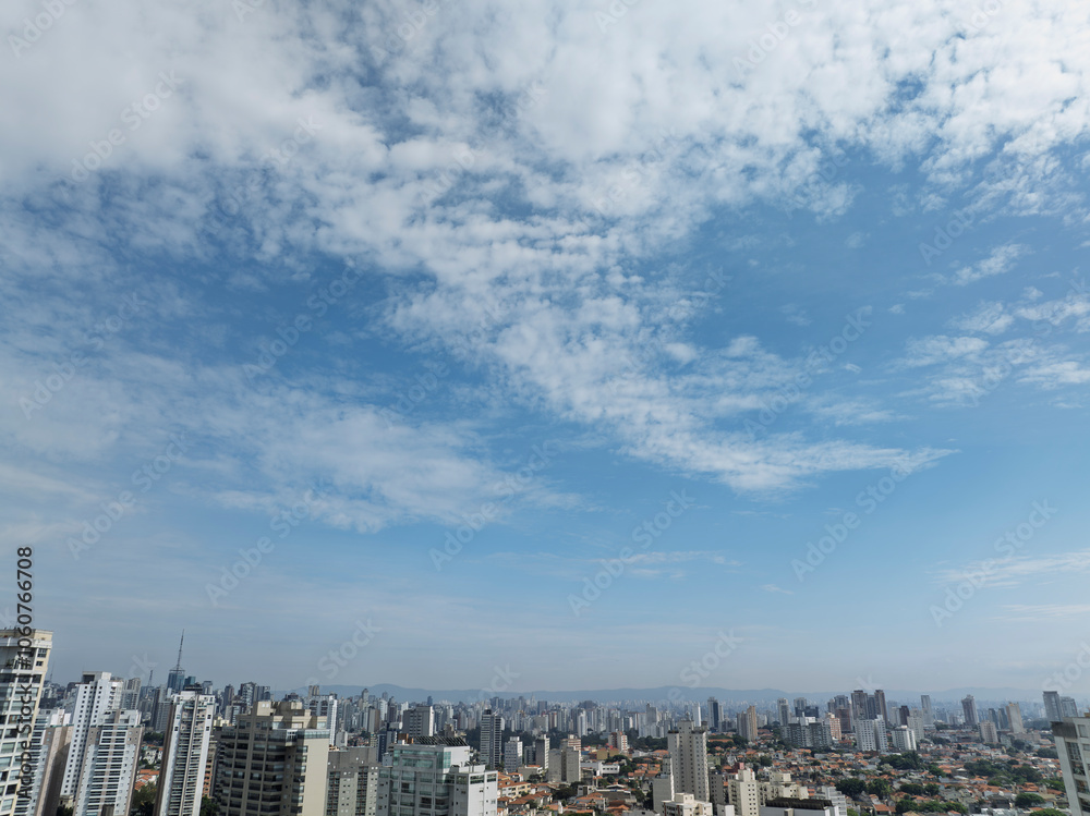 Obraz premium Fotos aéreas da região da Chácara Klabin, em São Paulo, capturam uma perspectiva única deste bairro elegante, com suas ruas arborizadas e edifícios modernos. As imagens mostram o equilíbrio entre área