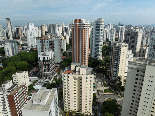 Fotos aéreas da região da Chácara Klabin, em São Paulo, capturam uma perspectiva única deste bairro elegante, com suas ruas arborizadas e edifícios modernos. As imagens mostram o equilíbrio entre área photo