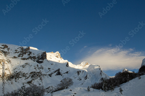 Sommet de montagne enneigé dans les Pyrénnées photo