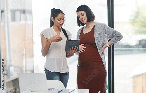 Canvastavla Business people, pregnant and tablet with meeting, website and digital planning in office