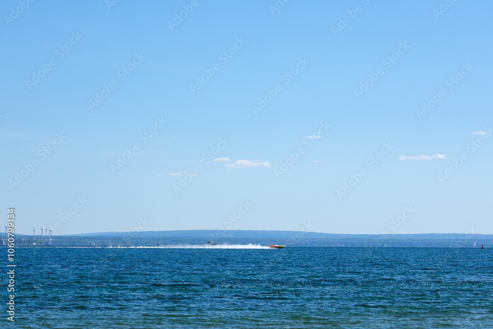 Obraz premium Speed boat runs over wide river