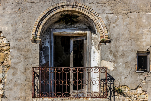 Obraz na płótnie Abandoned ruins of the ghost town of Craco. A city abandoned due to an earthquake in the late 20th century. Province of Matera, Basilicata, Italy w salonie