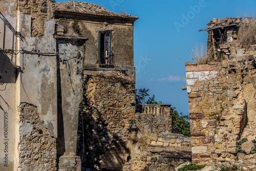 Obraz na płótnie Abandoned ruins of the ghost town of Craco. A city abandoned due to an earthquake in the late 20th century. Province of Matera, Basilicata, Italy w salonie