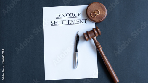 Foto Divorce decree or marriage contract