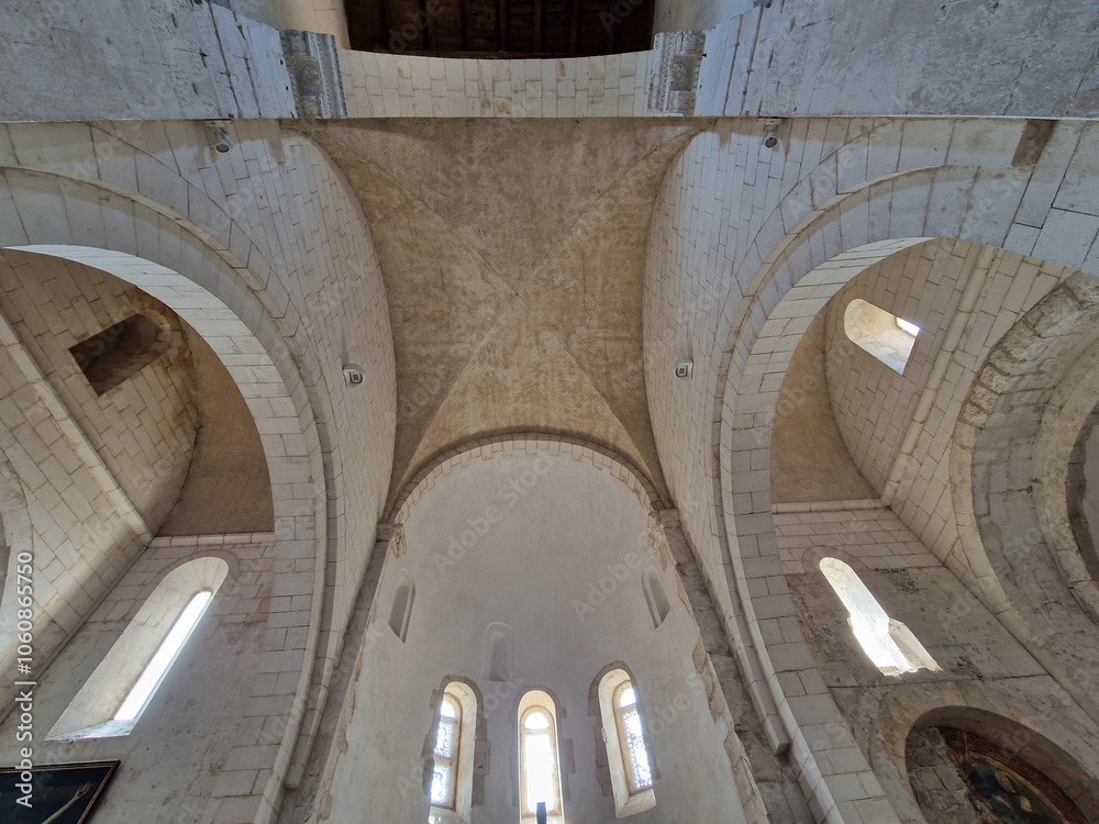 Fototapeta premium Cattedrale di San Pelino e resti dell'antica Corfinium, Corfino, Abruzzo