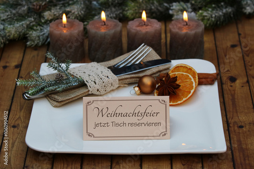 Weihnachten Reservierung: Gedeckter Tisch mit Teller, Besteck, Weihnachtsdekoration und einer Tischkarte mit der Beschriftung Weihnachtsfeier jetzt Tisch reservieren.