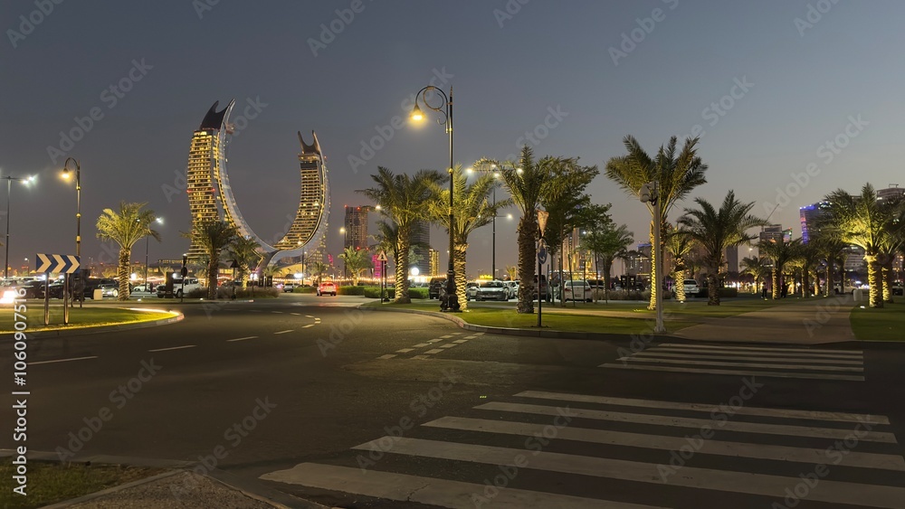 Naklejka premium Crescent style building at night