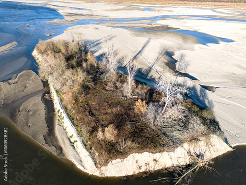 Piękne piaszczyste plaże nad Wisłą w okolicach Warszawy. Widok z lotu ptaka