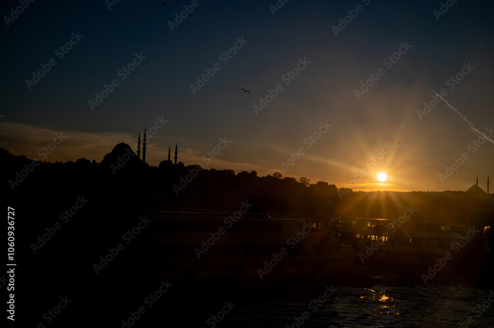 Obraz premium Magical sunset over the Bosphorus, captured from the historic Galata Bridge in Istanbul. Perfect for travel, postcard, and social media.