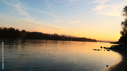 die Donau mit dem Stift Melk in der Abendrot