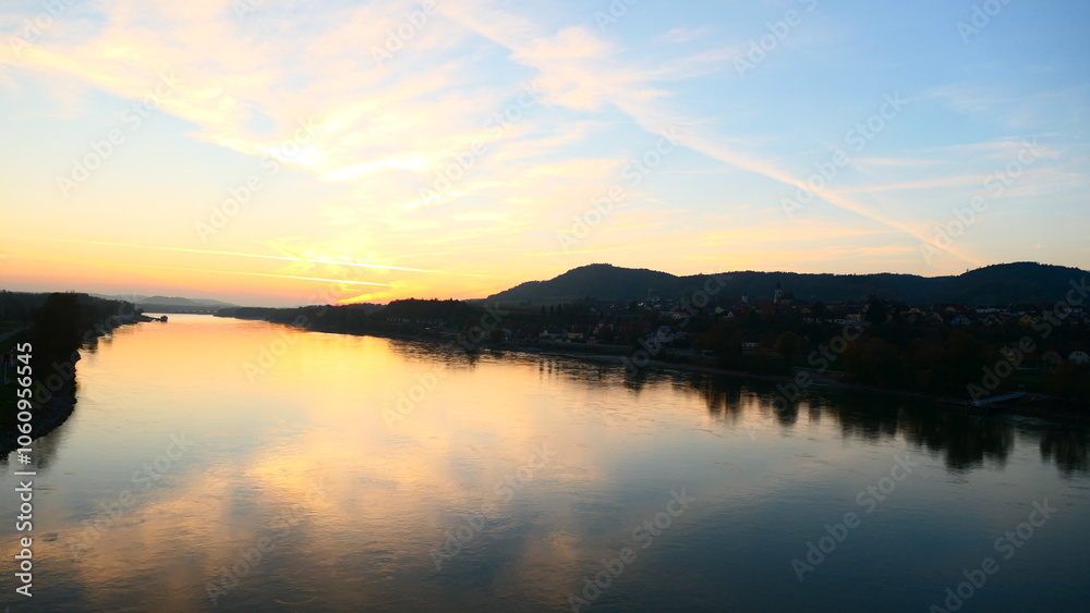 Wolken und Abendrot spiegeln sich in der Donau bei Melk Wolken und Abendrot spiegeln sich in der Donau bei Melk